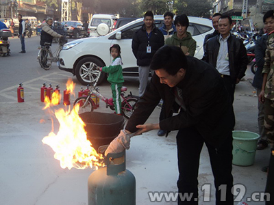 广东梅州消防走进市场开展消防安全知识培训 广东梅州消防走进市场开展消防安全知识培训