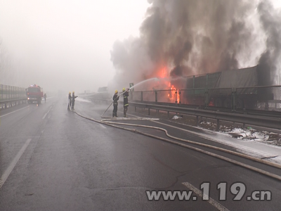 雪天路滑多车相撞 唐山消防火速灭火救援